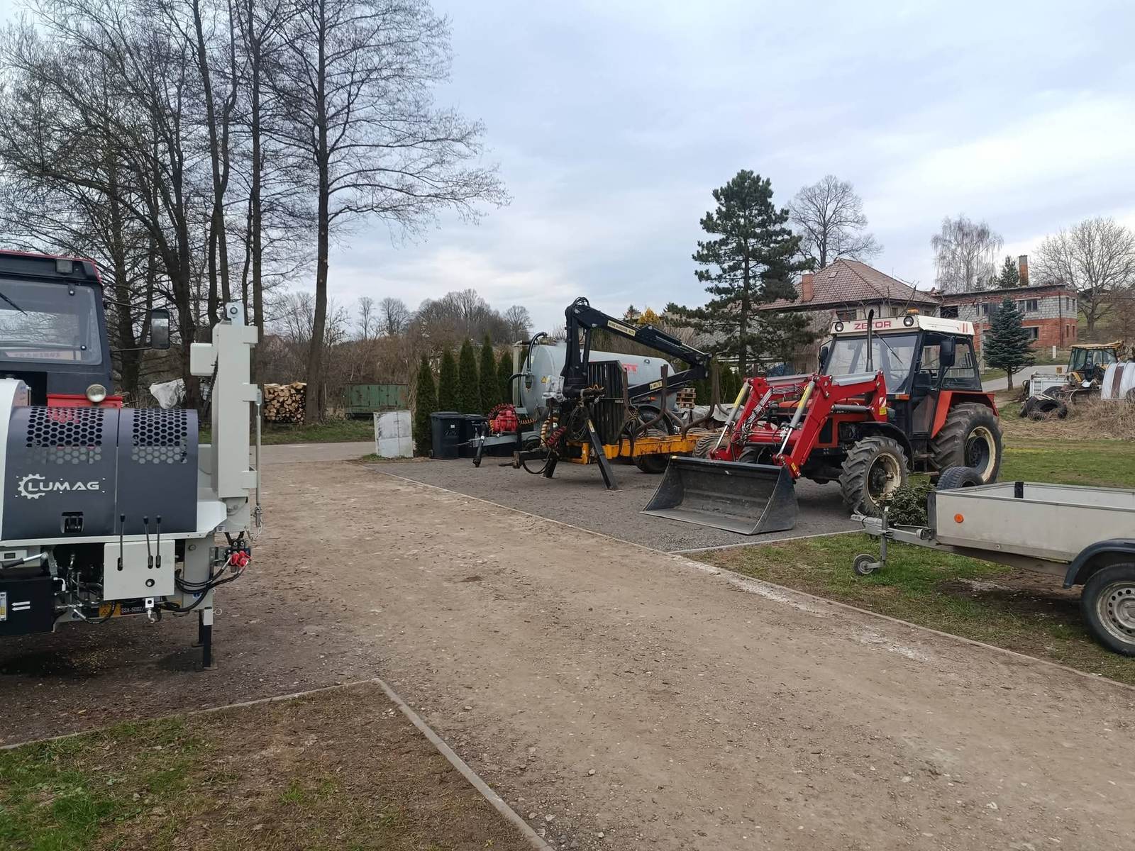 Strojní park, traktory a přívěsy na základně