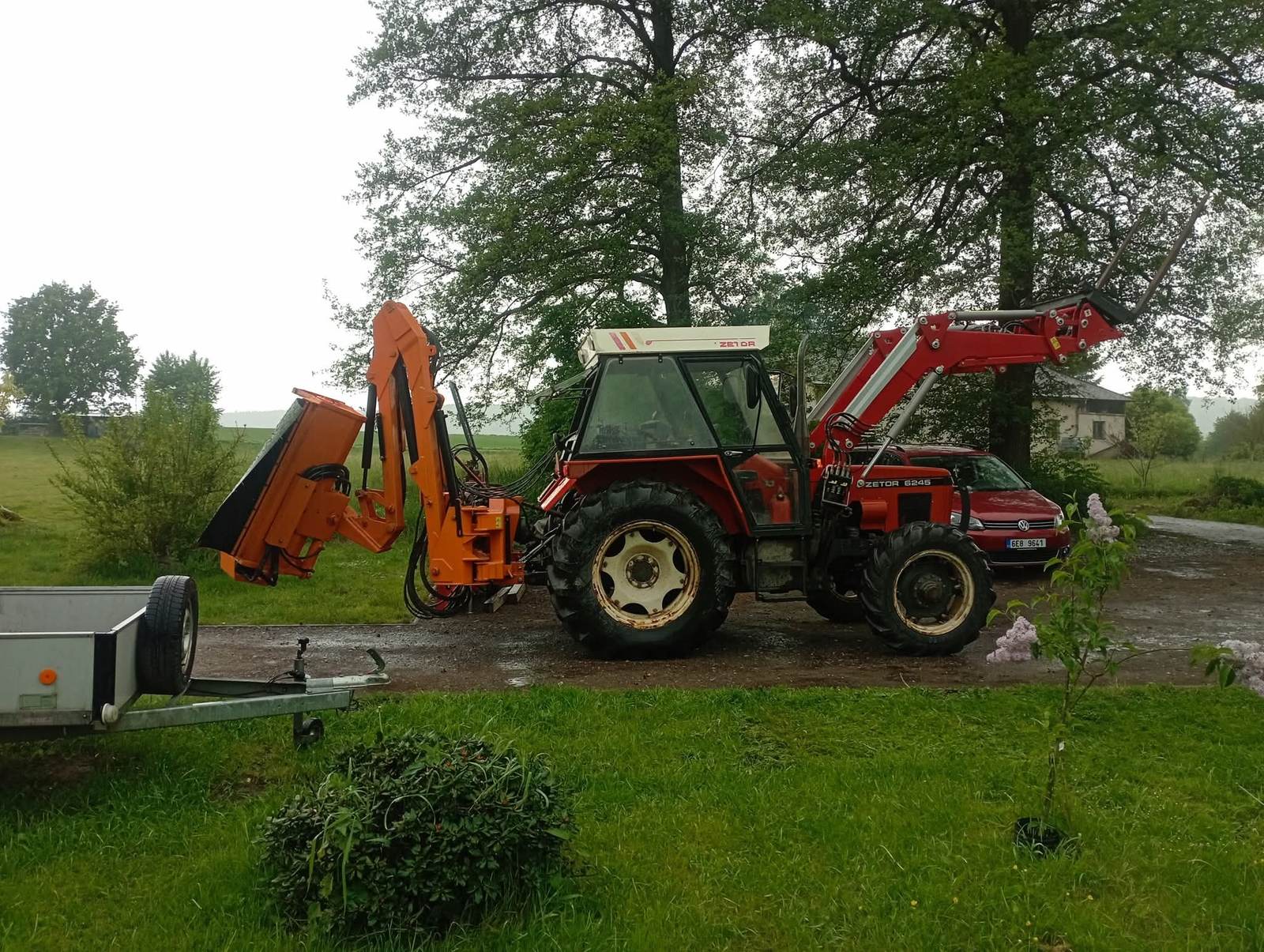 Traktor s mulčovačem při sekání porostu