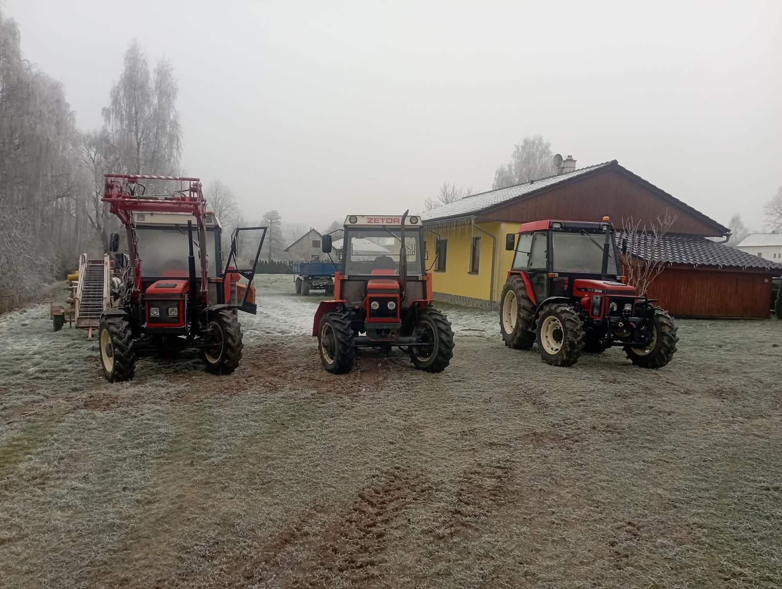 Traktory na základně v Ostrově 224